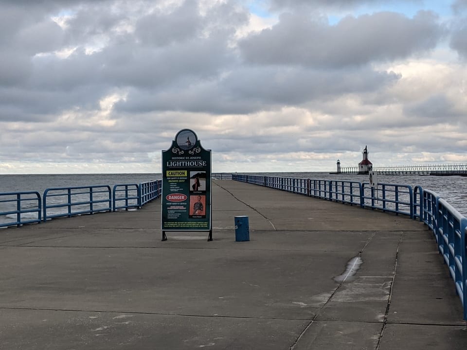 Walking Distance to Pier 33 and Michigan Lake