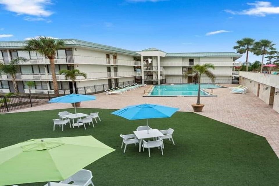 Outdoor Furniture/Sun loungers/Swimming pool