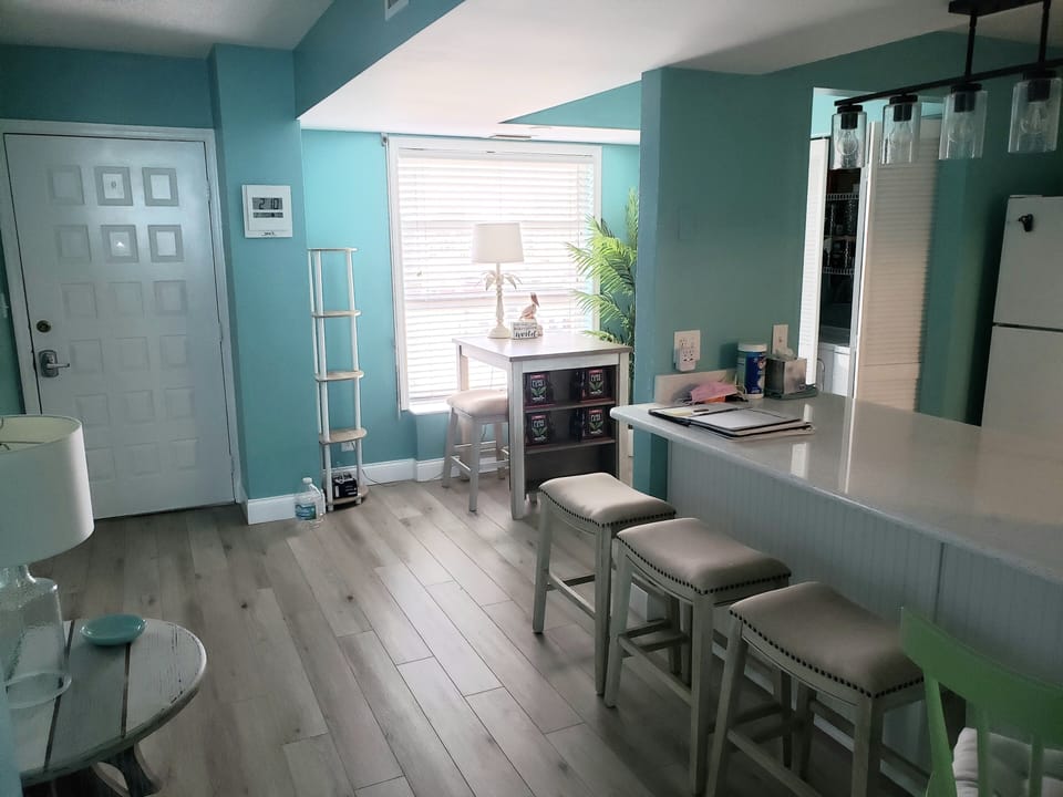 Sunlit kitchen, so lovely !