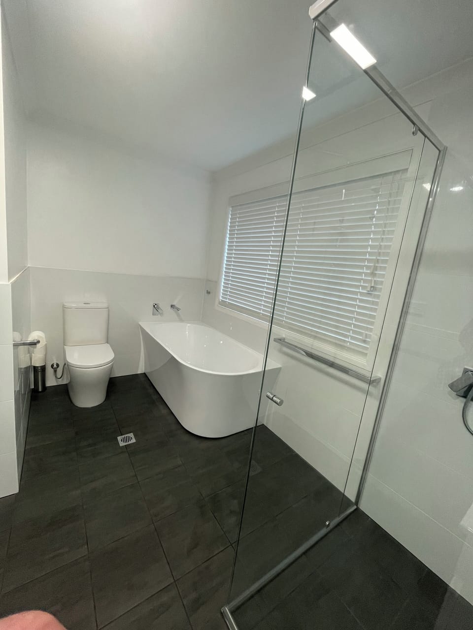 Main Full Bathroom.
