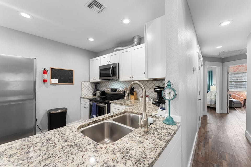 From quick bites to elaborate feasts, this spacious kitchen offers everything you need for culinary creativity and enjoyable meals.