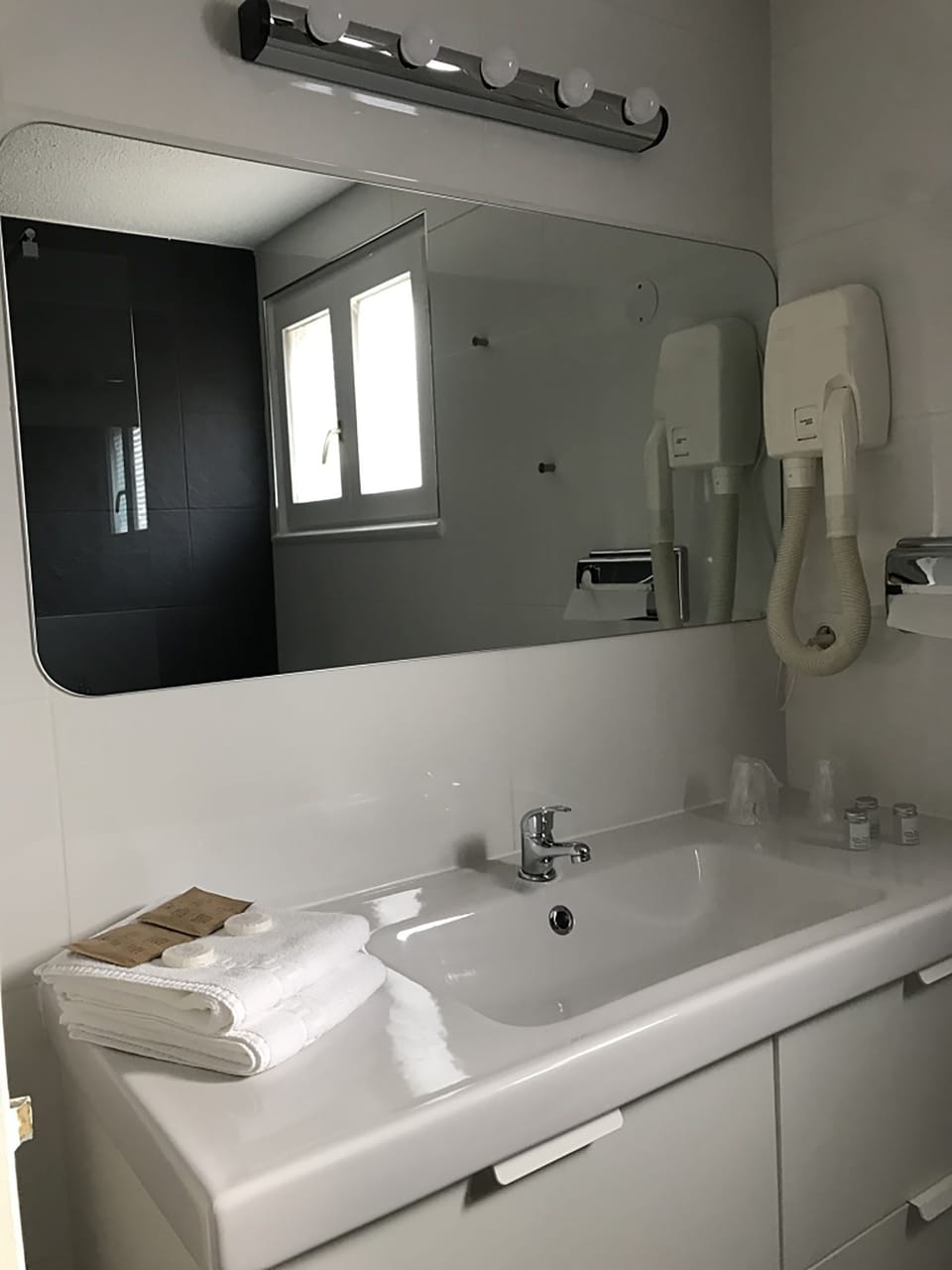 Spacious Mexican room, Ground floor | Bathroom | Free toiletries, hair dryer, towels