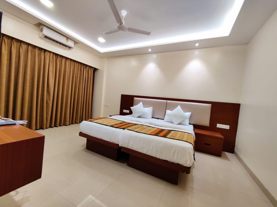 Deluxe Double Room with Balcony | Desk, iron/ironing board, free WiFi, bed sheets