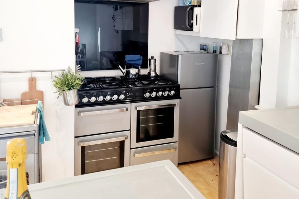 Cottage | Private kitchen | Fridge, microwave, oven, stovetop