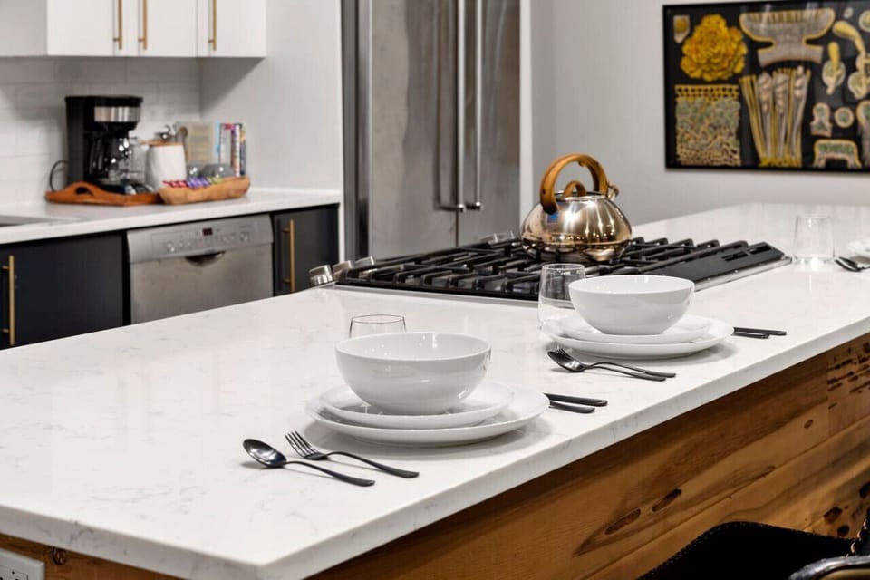 Fully equipped kitchen. Everything you’ll need to cook a meal or enjoy take out! Plates, cutlery, sharp knives, wine glasses, cutting boards, basic spices, and more!