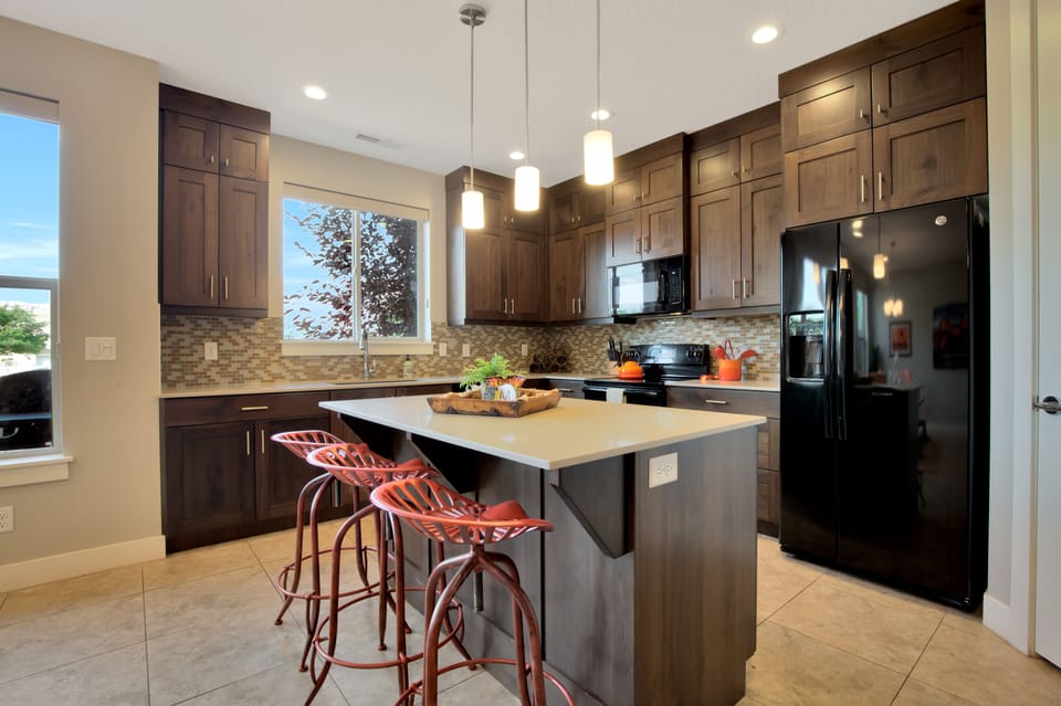 Entrada 602 Kitchen area with an Island