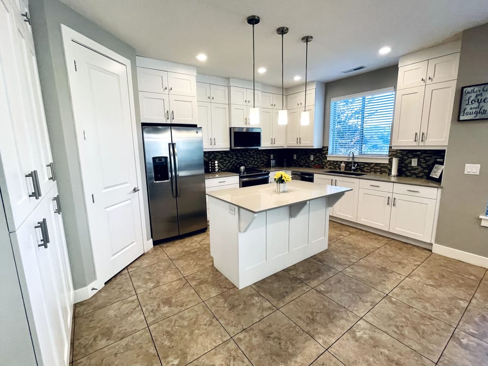 Entrada 598 Clean and well equipped Kitchen with an Island Top Counter