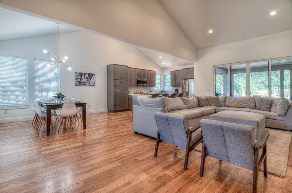 House, Multiple Beds (Kinglet - Unit 24) | Living area | Fireplace