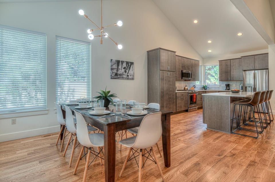 House, Multiple Beds (Kinglet - Unit 24) | Dining