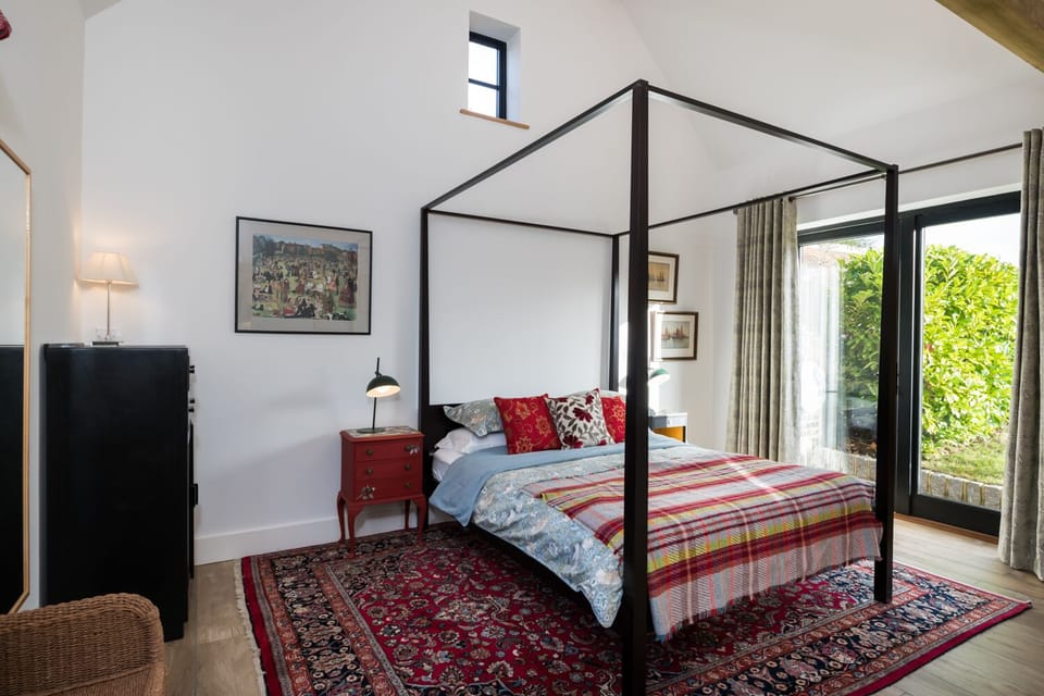 Double aspect master bedroom with en-suite bathroom