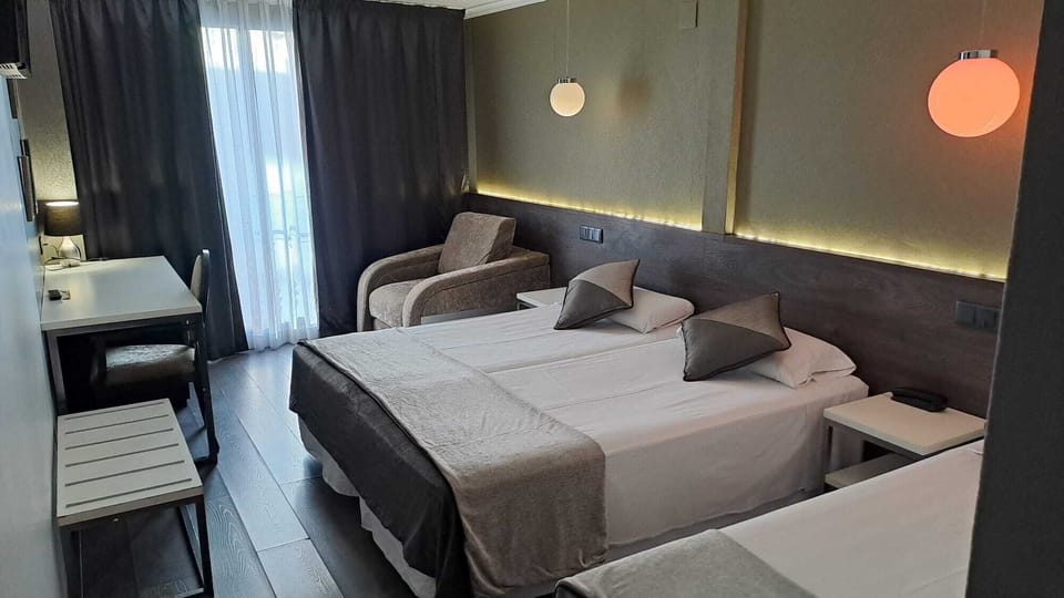 Panoramic Triple Room | Desk, blackout drapes, soundproofing, free WiFi