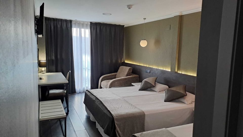 Panoramic Triple Room | Desk, blackout drapes, soundproofing, free WiFi