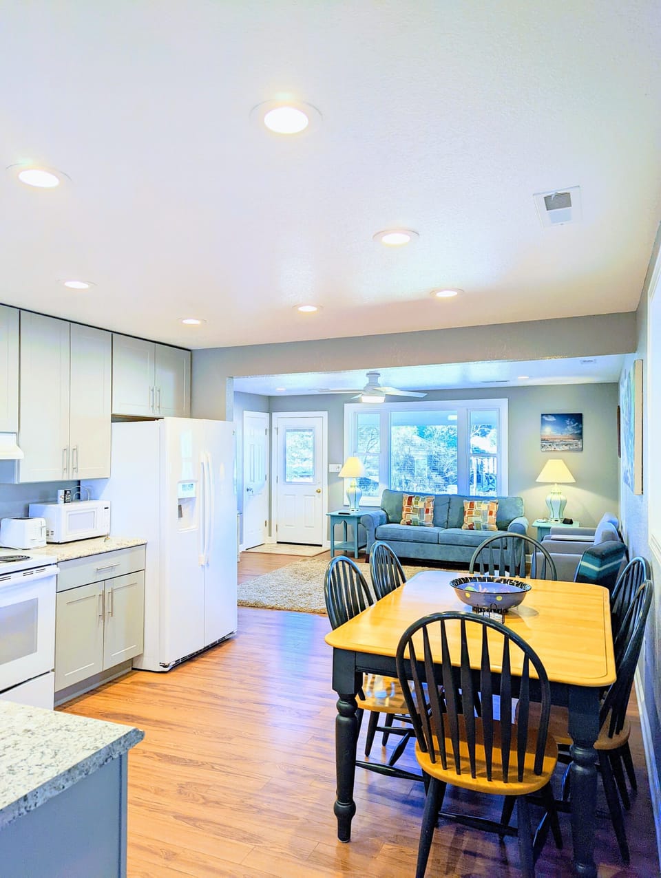 Dining area for 6