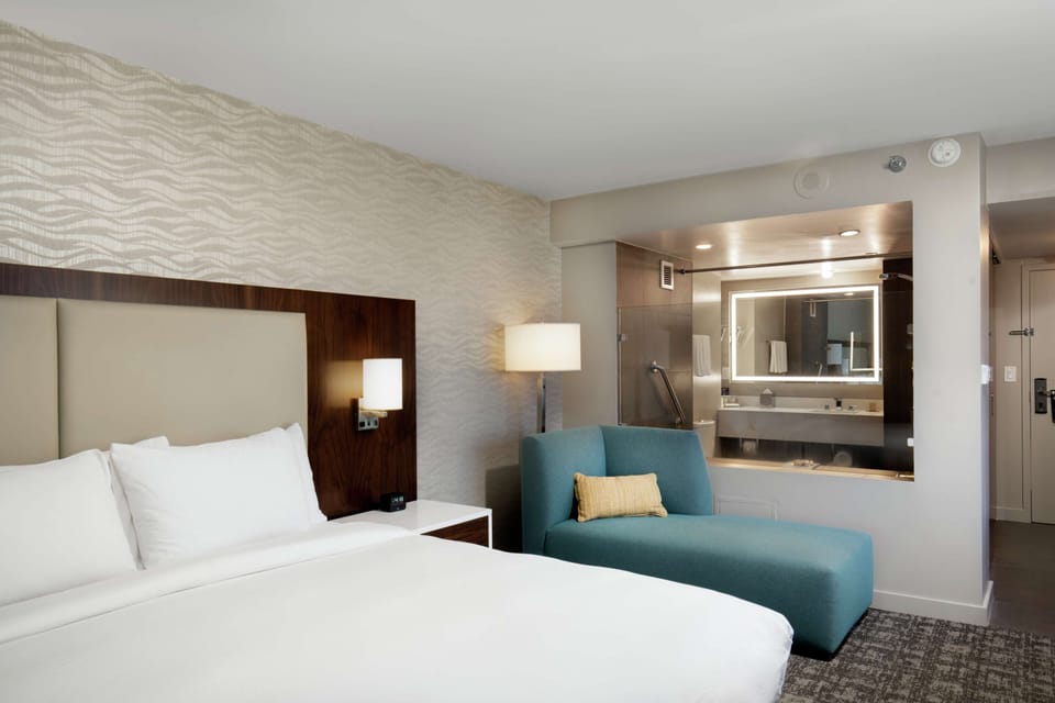 Room, 1 King Bed, Non Smoking (Serenity Room) | Premium bedding, in-room safe, blackout drapes, iron/ironing board