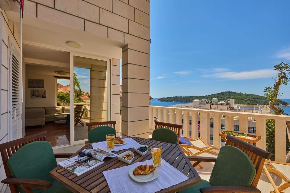 City Apartment (2 Bedrooms) | Balcony