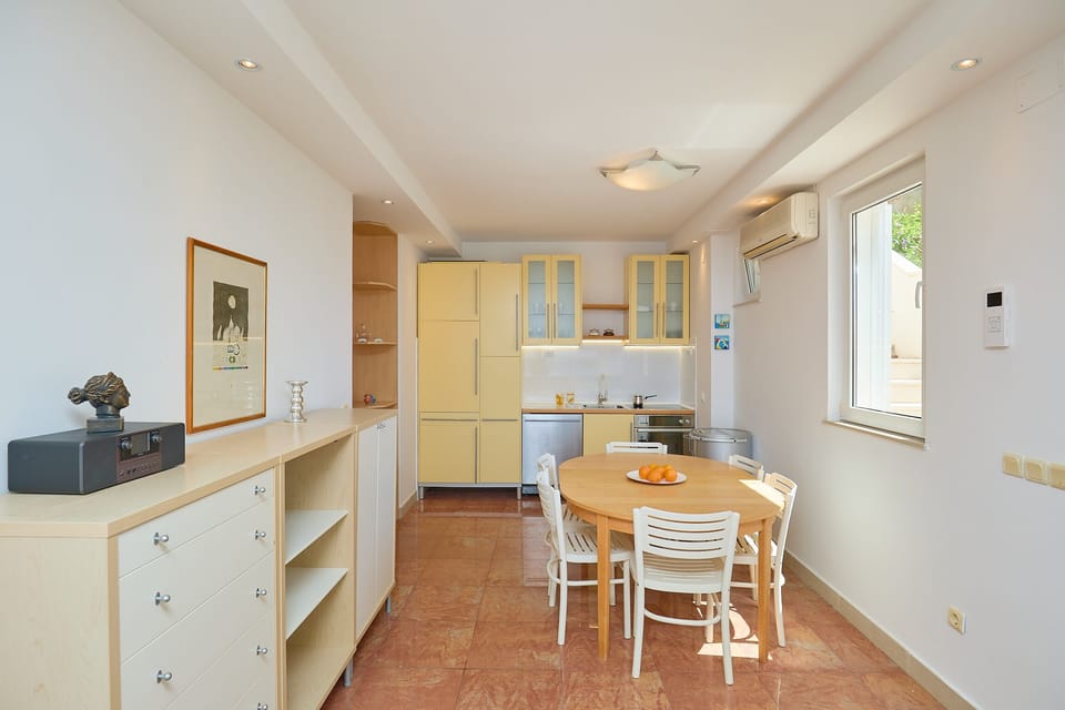 City Apartment (2 Bedrooms) | In-room dining