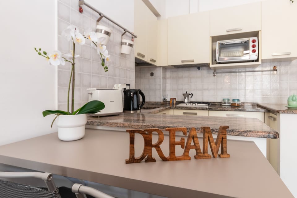 Apartment | Private kitchen | Fridge, oven, stovetop, coffee/tea maker