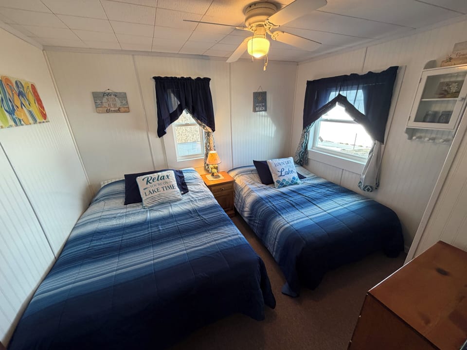 2 Double beds and Roku TV in the second bedroom with lake views.