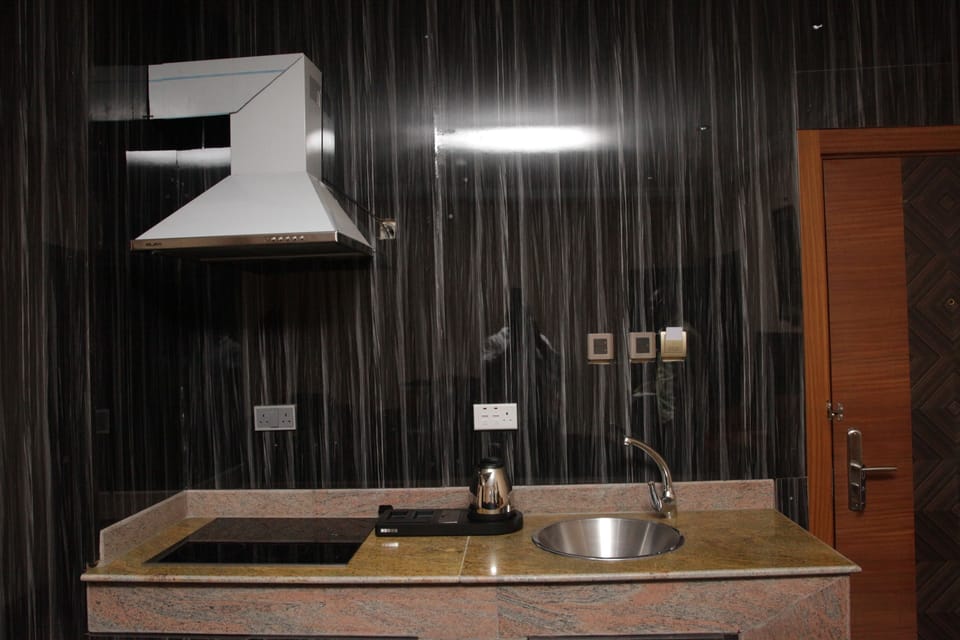 Separate tub and shower, deep soaking tub, rainfall showerhead
