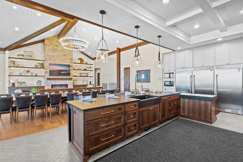 Designer, Fully Stocked Kitchen