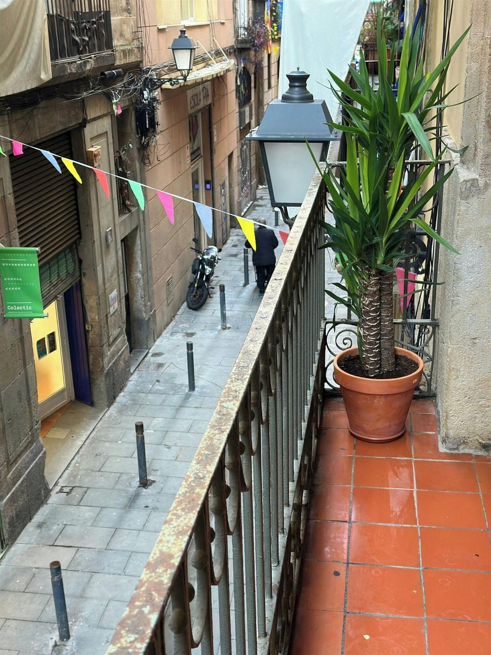 Located on the edge of Ciutat Vella, close to all the main attractions.