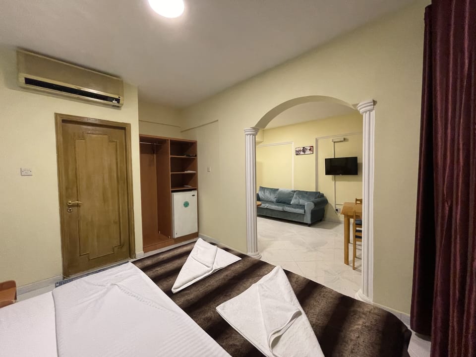 Comfort Studio Suite | Desk, soundproofing, iron/ironing board, rollaway beds