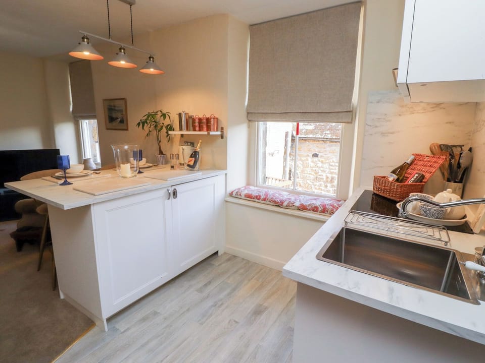 Cottage | Private kitchen | Fridge, microwave, electric kettle, toaster