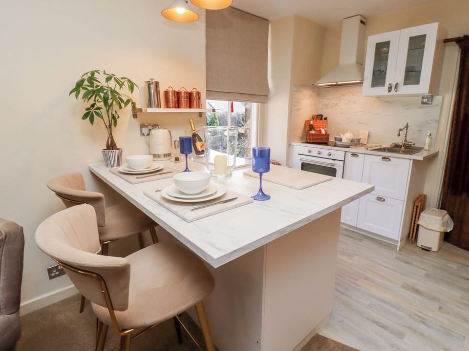Cottage | Private kitchen | Fridge, microwave, electric kettle, toaster