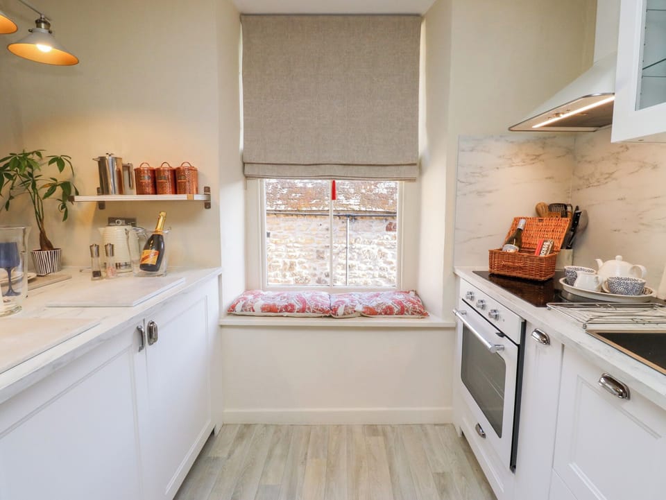 Cottage | Private kitchen | Fridge, microwave, electric kettle, toaster