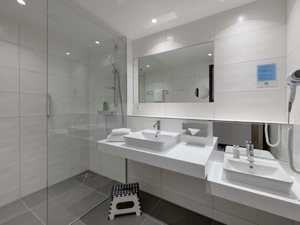 Family Room, Multiple Beds | In-room safe, desk, soundproofing, free cribs/infant beds