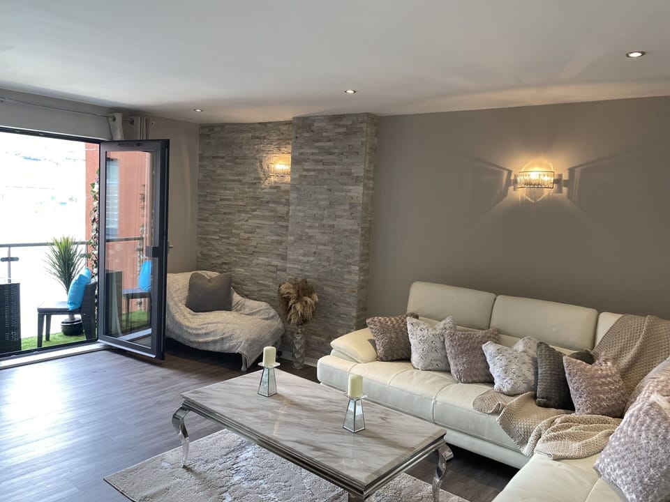 Luxury Apartment, Private Bathroom | Lounge