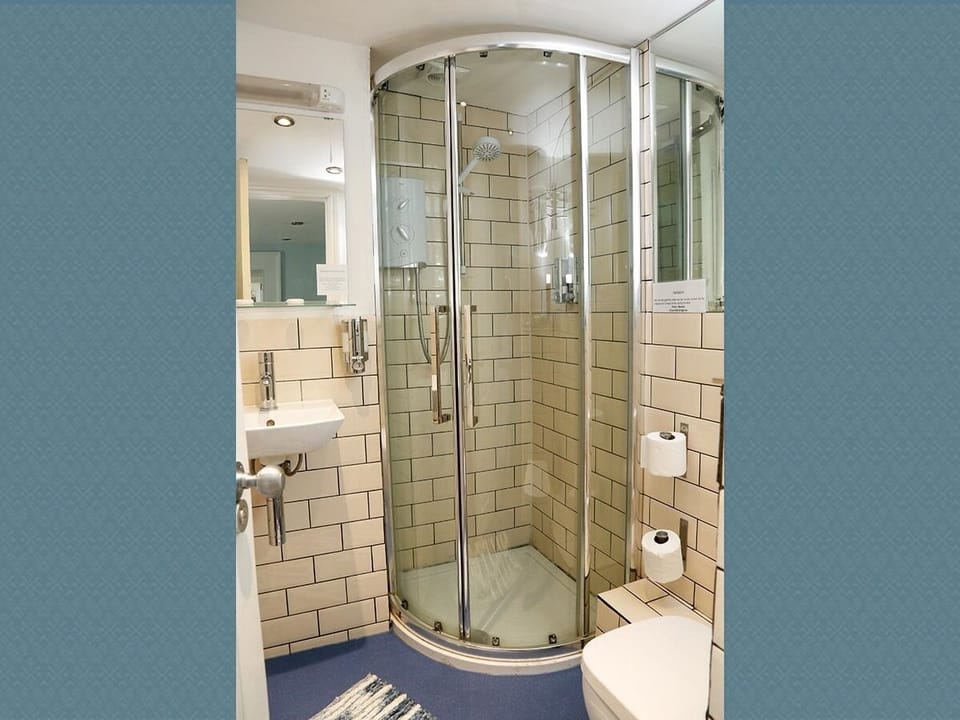Double Room, Ensuite (Room 9 - 3rd Floor) | Bathroom | Hair dryer, towels