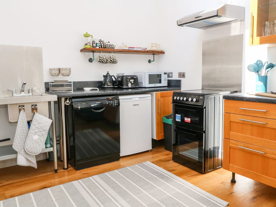 Cottage | Private kitchen | Fridge, dishwasher, electric kettle, toaster