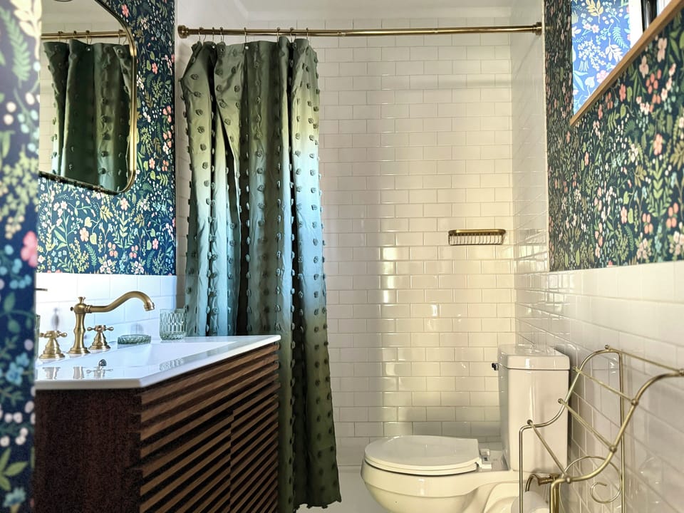 Deluxe Room | Bathroom | Free toiletries, towels, soap, shampoo