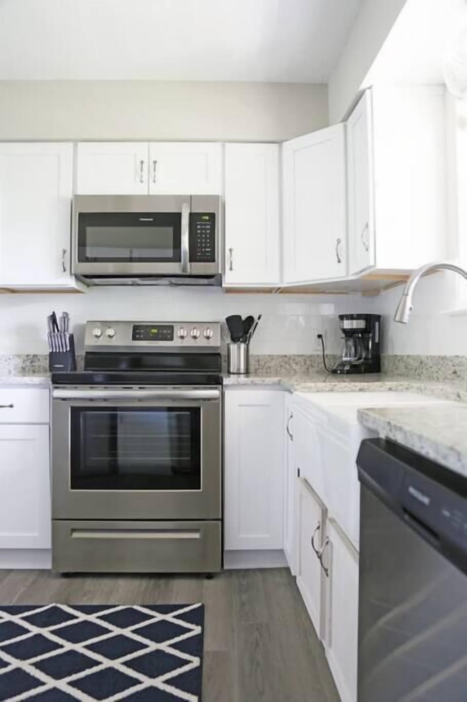 Fully equipped kitchen with stainless steel appliances and all the essentials for cooking!