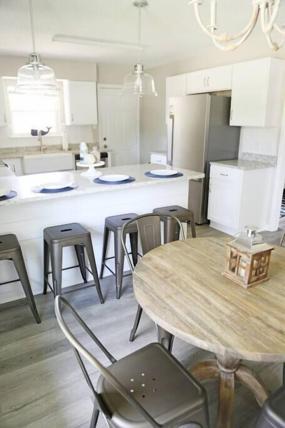 Ample seating for up to 8 guests, including a dining table for four and four bar stools at the counter.