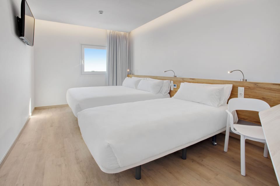 Family Room | In-room safe, soundproofing, free WiFi