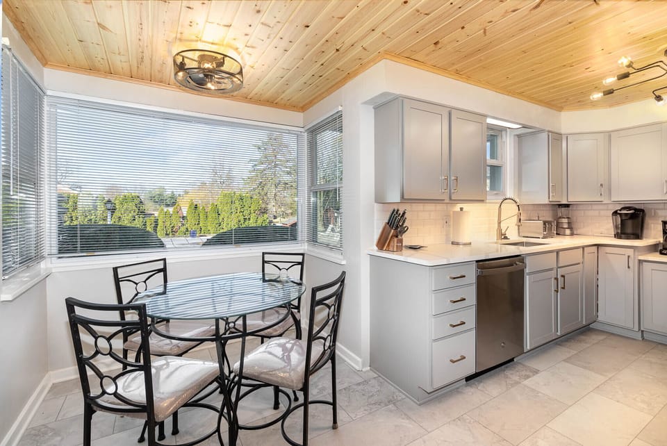 Eat-In-Kitchen