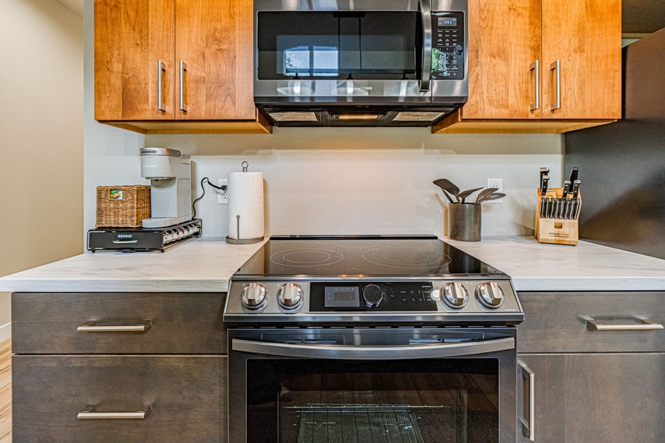 Kitchen: Keurig and tea station