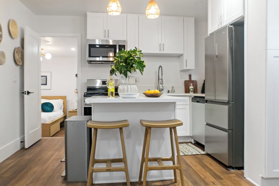 Brand new, fully equipped kitchen with new appliances