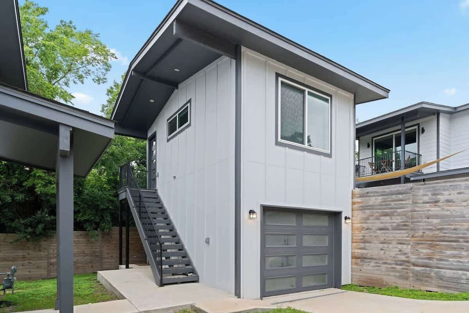 Exterior Retreat in Austin, Florida: Modern design meets serene landscaping, creating the perfect escape for a relaxing Austin, Florida getaway.