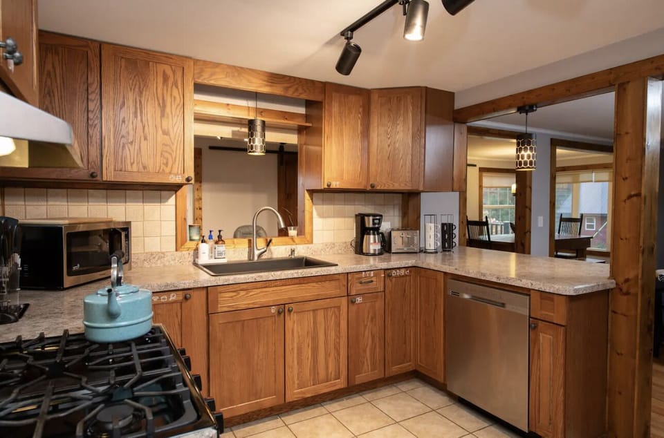 Full kitchen with coffee machine