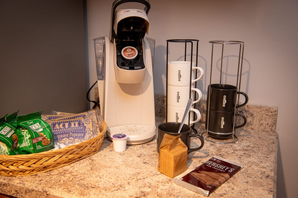 Full kitchen with coffee machine
