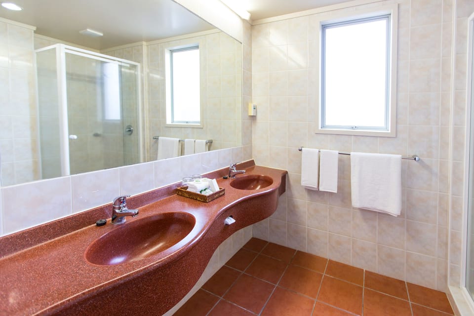 King One Bedroom Suite | Bathroom | Free toiletries, hair dryer, towels
