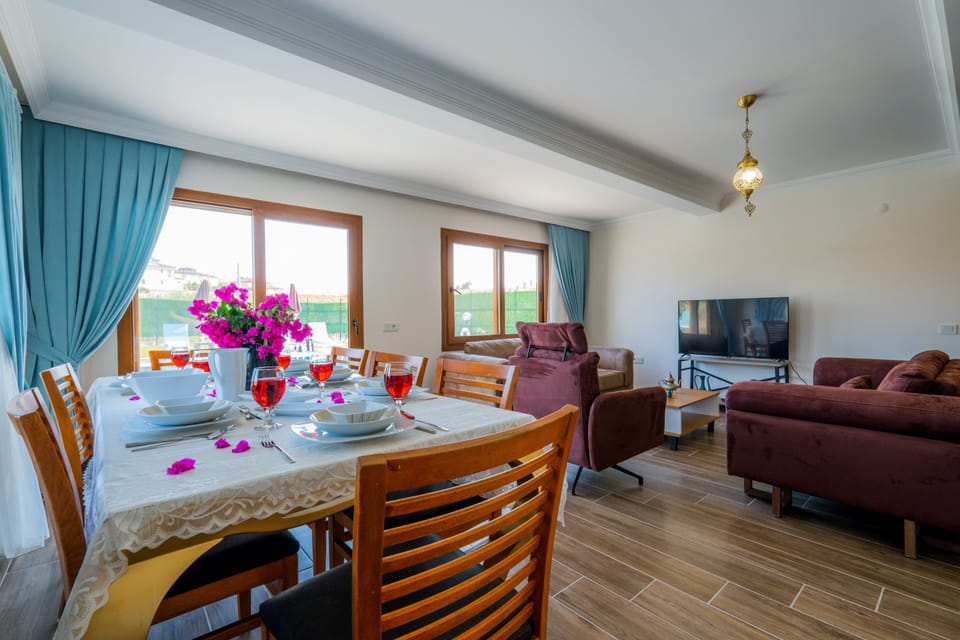 Deluxe Villa | Living area | 49-inch Smart TV with satellite channels, TV