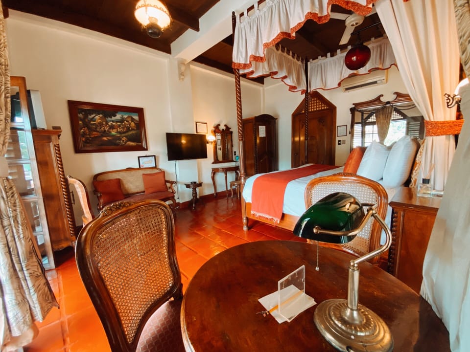 Suite Room | Desk, WiFi (free), bed sheets
