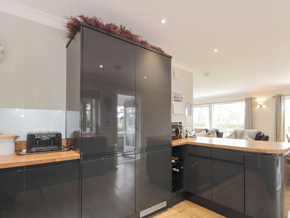 Cottage | Private kitchen | Fridge, dishwasher, electric kettle, toaster