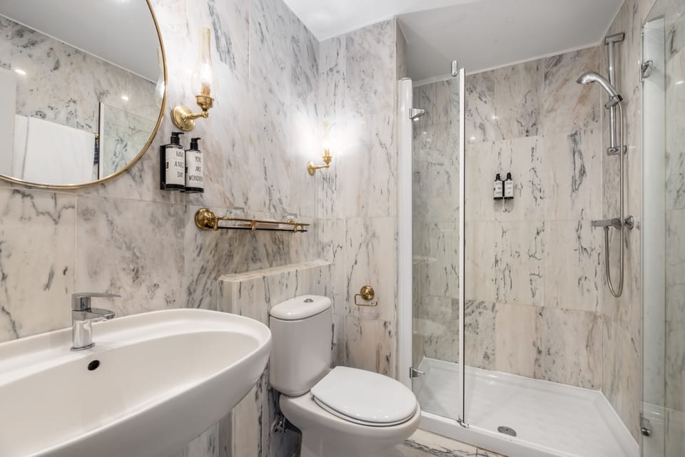 Double Room | Bathroom | Combined shower/tub, eco-friendly toiletries, hair dryer, towels