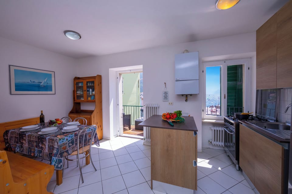 Family Apartment, Multiple Bedrooms, Lakeside (Dogana Best Lake View) | Dining