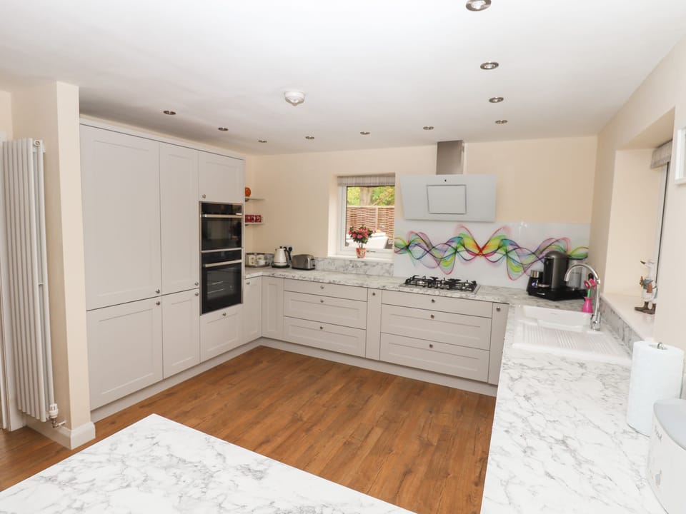 Cottage | Private kitchen | Fridge, microwave, dishwasher, electric kettle